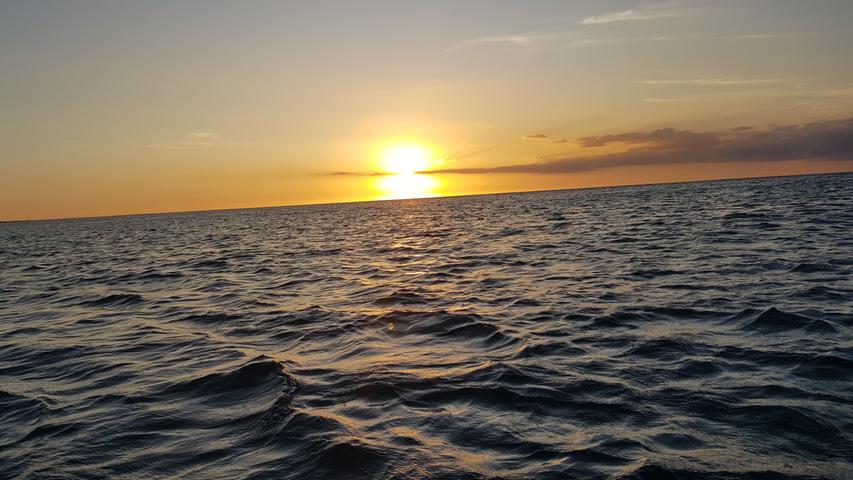 Ein letzter Sonnenuntergang über dem Meer.