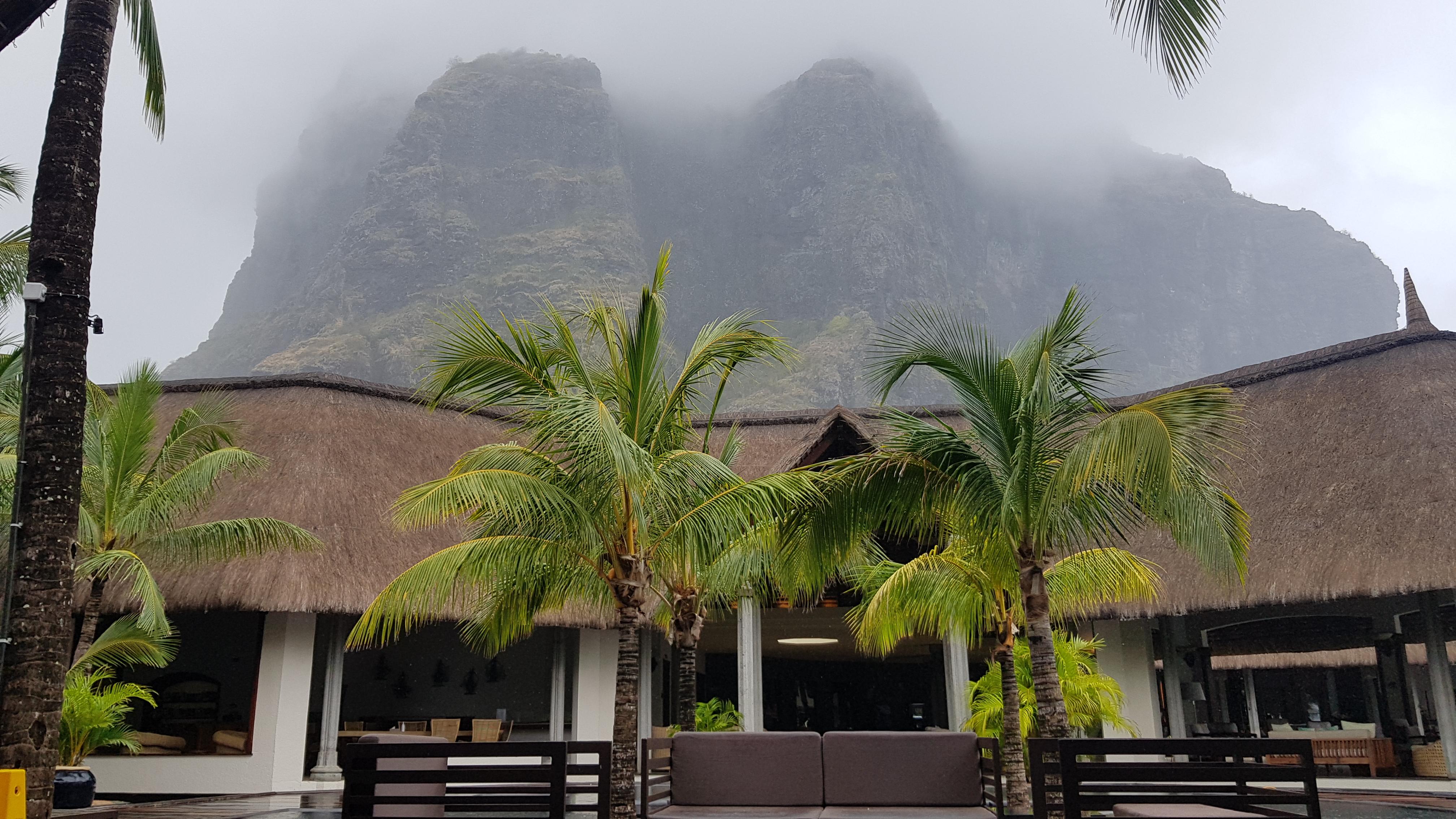 Im Hintergrund ragt der Le Morne Brabant auf.