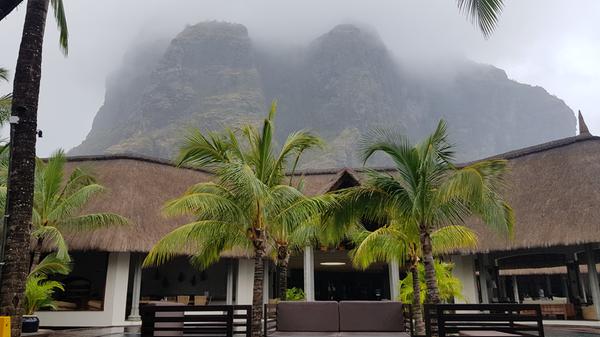 Im Hintergrund ragt der Le Morne Brabant auf.