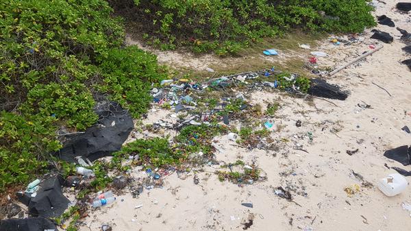 Außerhalb der Resorts sieht die Sache dann allerdings ein wenig anders aus. Hier werden die Strände nicht jeden Morgen von Mitarbeitern von Plastik gereinigt.