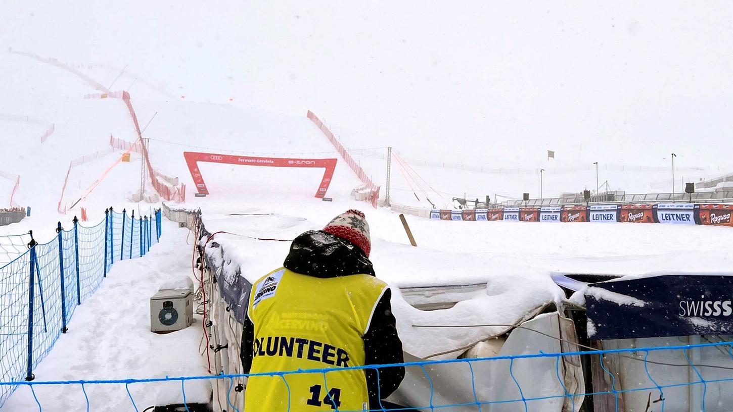 Ein Volonteer arbeitet im Zielbereich der Abfahrt Zermatt-Cervinia. Ein Volonteer arbeitet im Zielbereich der Abfahrt Zermatt-Cervinia.