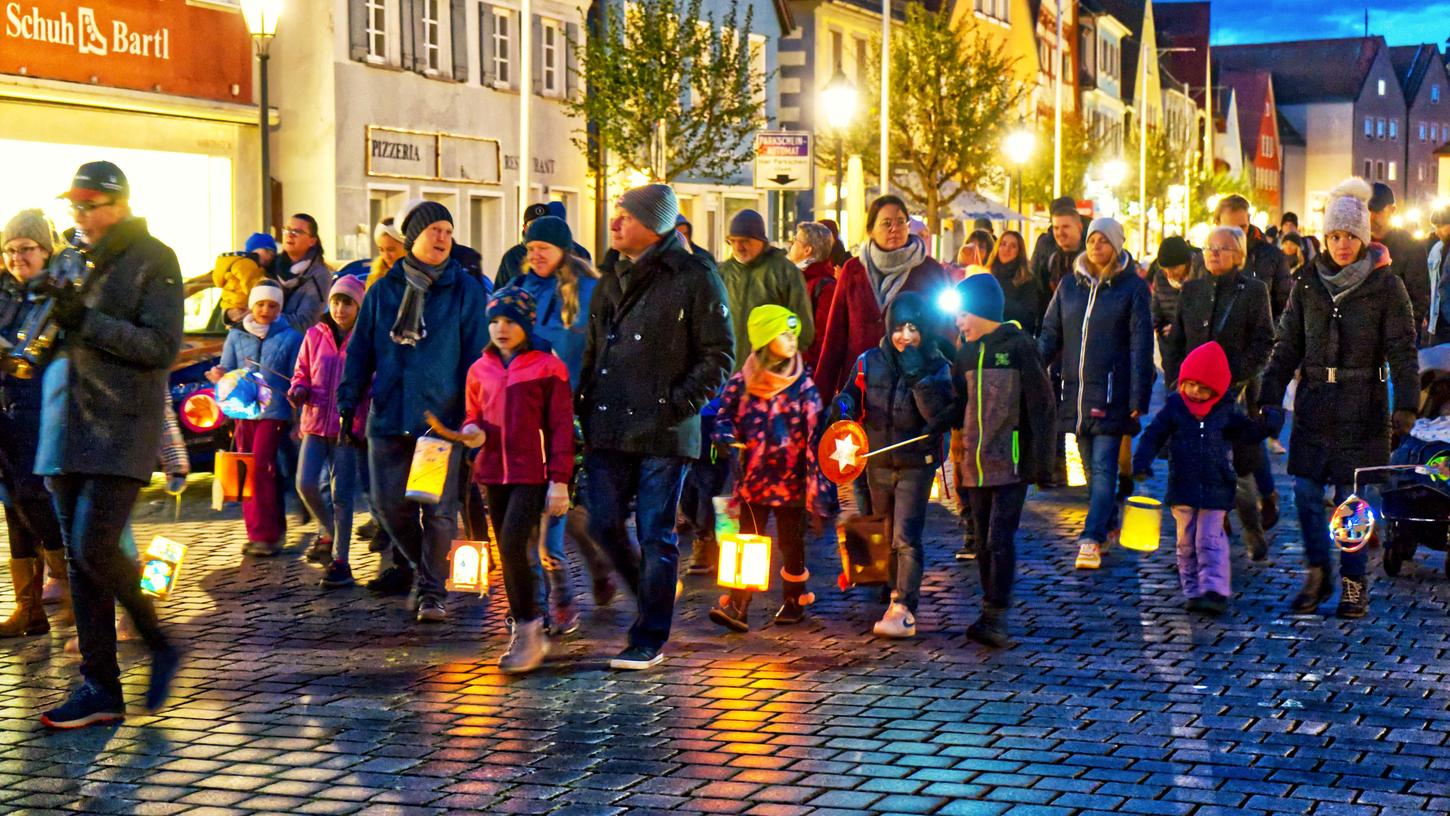 Die großen und kleinen Teilnehmer des Laternenumzugs tauchten den Gunzenhäuser Marktplatz in ein magisches Licht.