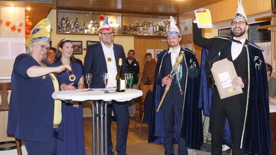 Närrische Weinprobe: Was Nonnenfürzchen und Scheurebe mit dem Michelfelder Prinzenpaar zu tun haben