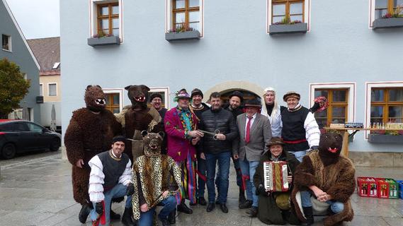 Faschingsauftakt in Freystadt: Bärentreiber erobern den Rathausschlüssel