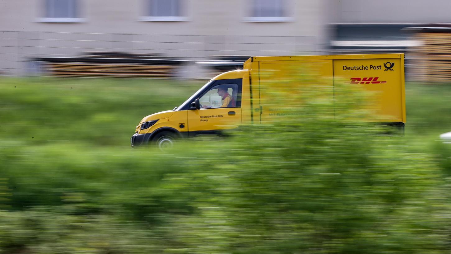  Ein Zusteller des Post-Konzerns DHL stellt mit einem elektrisch betriebenen Fahrzeug (Streetscooter) Post zu. Der Bonner Konzern baut den Elektroanteil in seiner Flotte weiter aus.