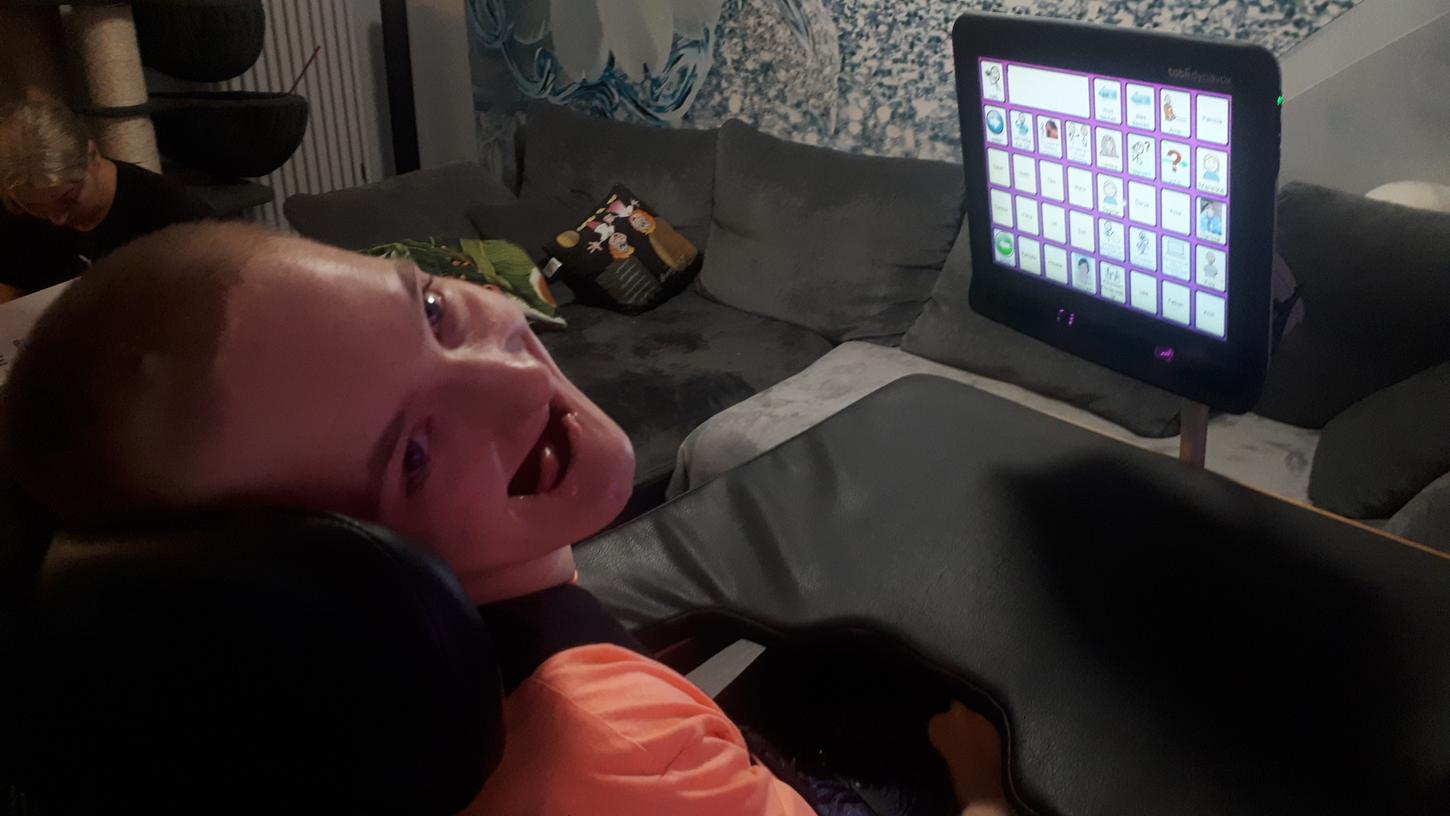 Der 22-jährige Nürnberger Erik D., schwerstbehindert, kann seinen Kommunikations-Computer mit den Augen bedienen und steuern. Der 22-jährige Nürnberger Erik D., schwerstbehindert, kann seinen Kommunikations-Computer mit den Augen bedienen und steuern.