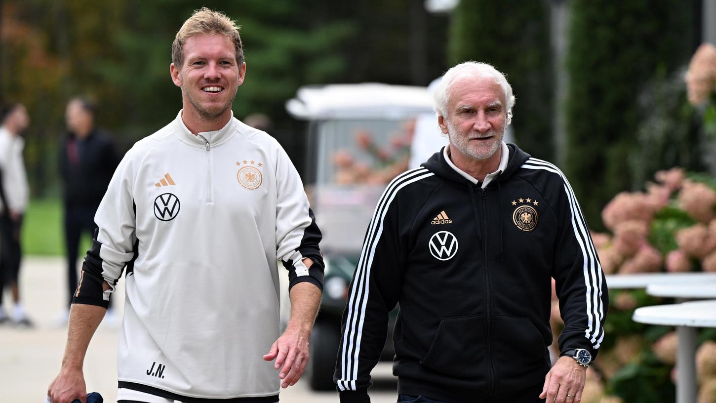 Bundestrainer Julian Nagelsmann und Rudi Völler, DFB-Sportdirektor, nach einem Training.