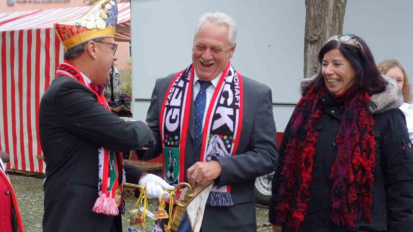 Mit Stellvertreterin Heike Gareis übergab Erster Bürgermeister Klaus Meier den Rathausschlüssel an Präsident Holger Wesp (von rechts) und erhielt dafür die Narrenkappe als Pfand. Mit Stellvertreterin Heike Gareis übergab Erster Bürgermeister Klaus Meier den Rathausschlüssel an Präsident Holger Wesp (von rechts) und erhielt dafür die Narrenkappe als Pfand.