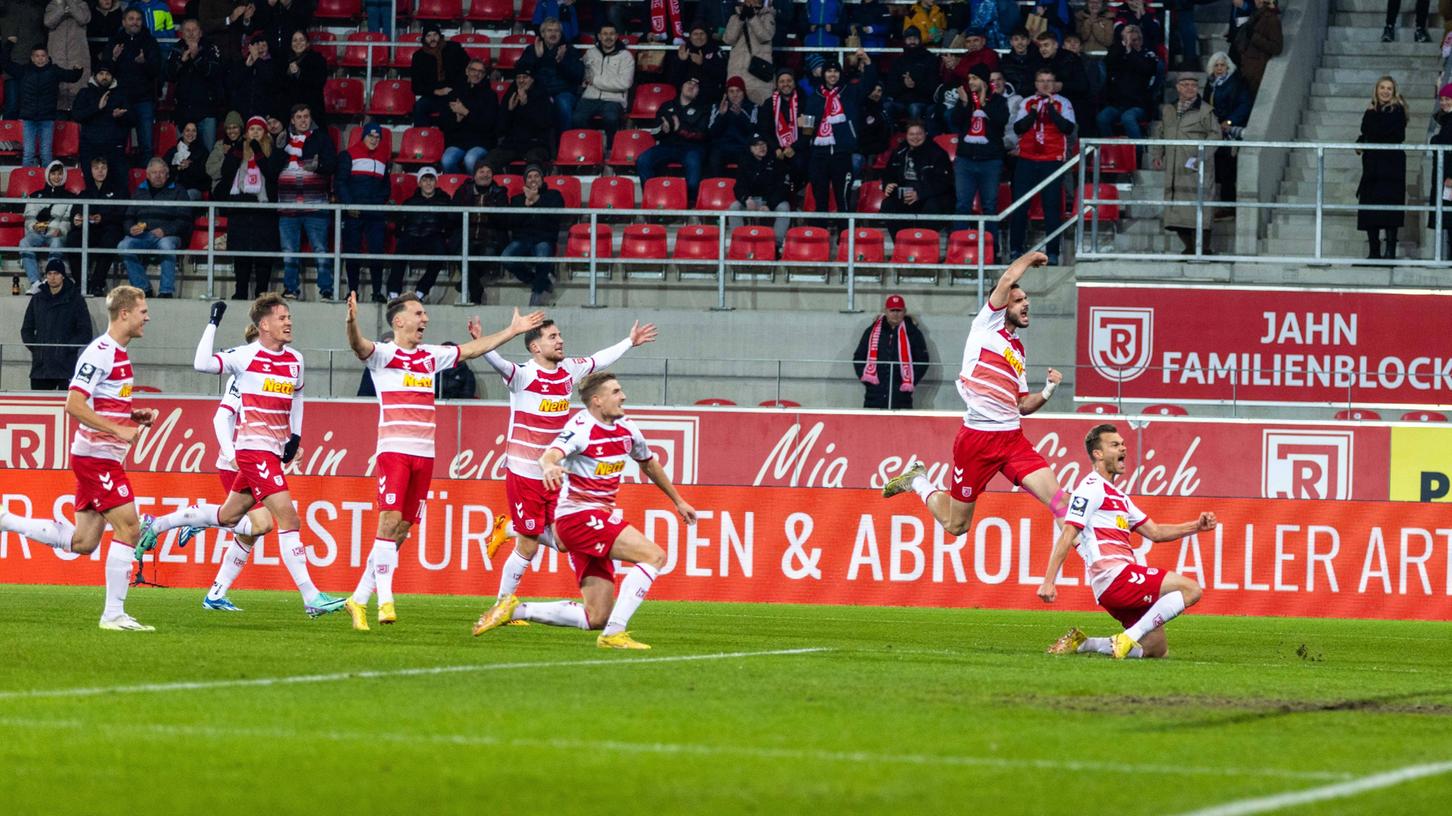 Großer Jubel: Die Regensburger feiern in der 16. Minute das traumhafte 1:0 von Benedikt Saller. Großer Jubel: Die Regensburger feiern in der 16. Minute das traumhafte 1:0 von Benedikt Saller.