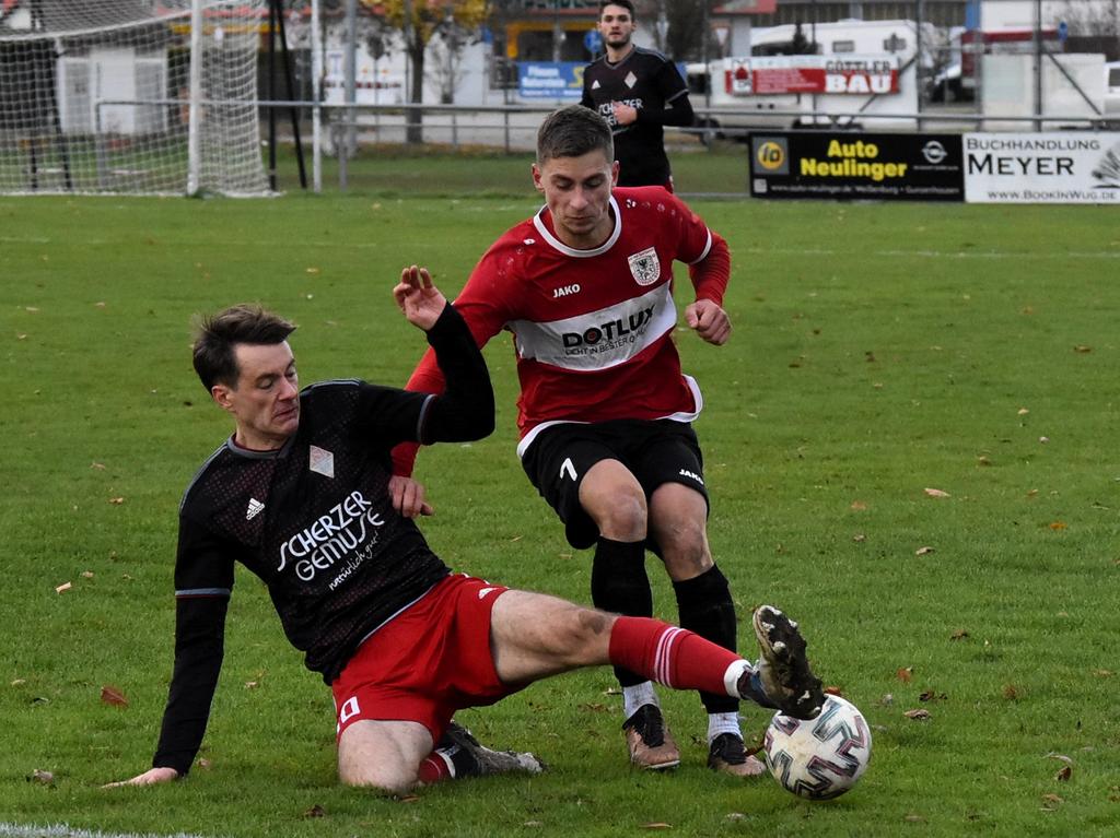 Durchsetzungsstark präsentierten sich die Weißenburger beim 3:0-Heimsieg gegen den TSV Buch, hier veranschaulicht durch Robin Renner im Duell mit Tim Teichmann. Durchsetzungsstark präsentierten sich die Weißenburger beim 3:0-Heimsieg gegen den TSV Buch, hier veranschaulicht durch Robin Renner im Duell mit Tim Teichmann.