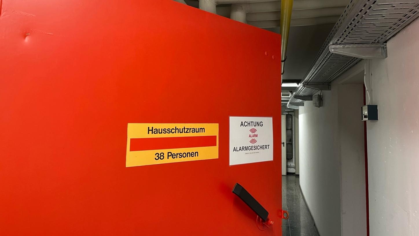 Durch diese dicke Stahltür geht es im Keller des Stadtwerke-Baus in Bad Windsheim in den Luftschutzkeller. Durch diese dicke Stahltür geht es im Keller des Stadtwerke-Baus in Bad Windsheim in den Luftschutzkeller.