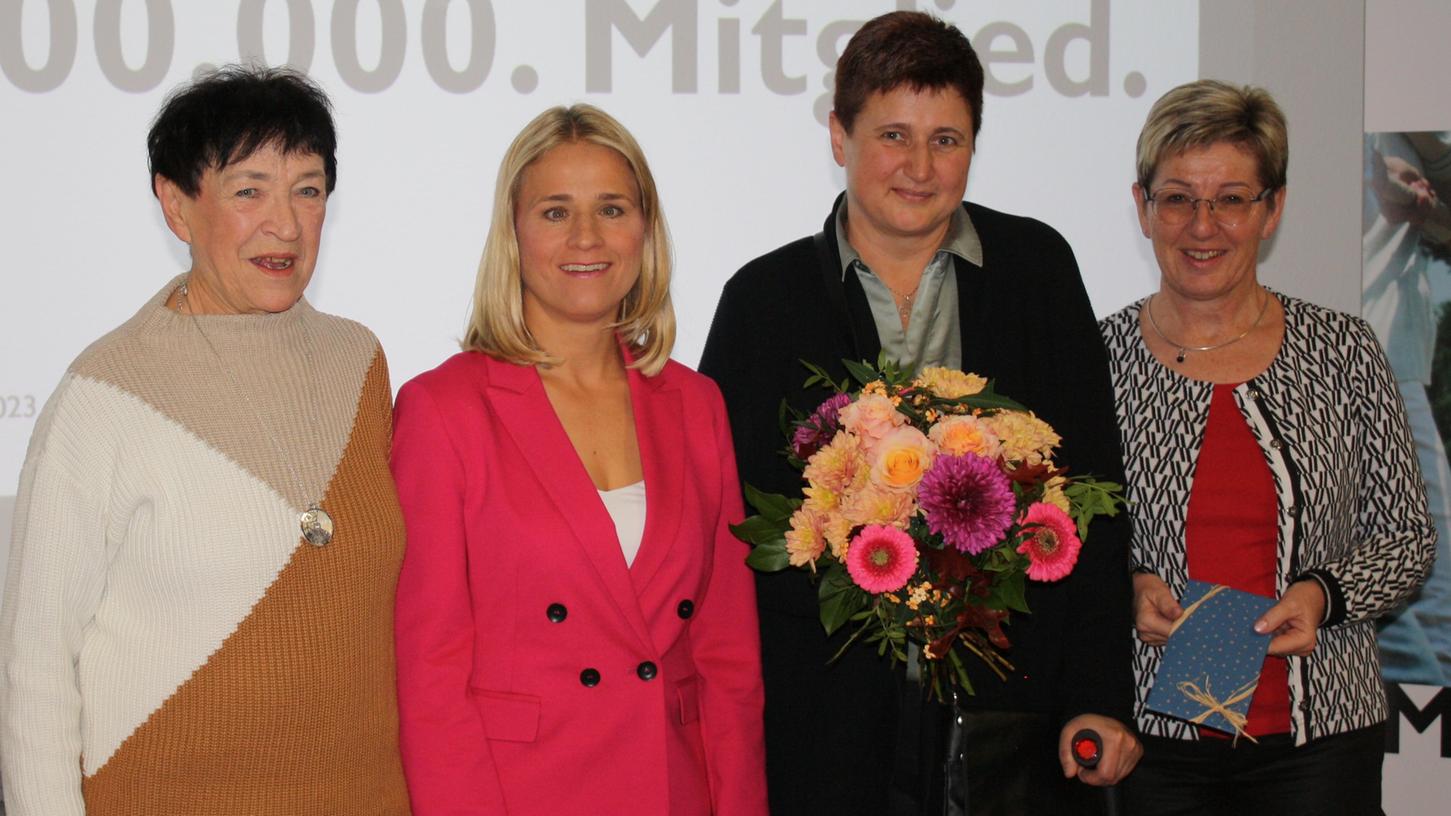 Von links: Kreisvorsitzende Ursula Häcker (Kreisverband Weißenburg- Gunzenhausen), VdK-Präsidentin Verena Bentele, das 800.000 Mitglied Andrea Pompetzki und Kreisgeschäftsführerin Andrea Estner.