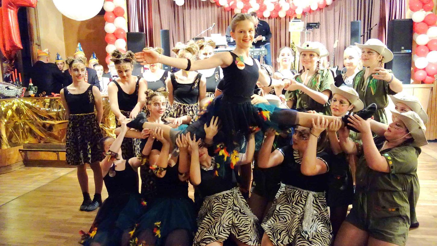 Akrobatisch setzte sich die Jugendgarde bei einer wilden "Safari" in Szene. Akrobatisch setzte sich die Jugendgarde bei einer wilden "Safari" in Szene.