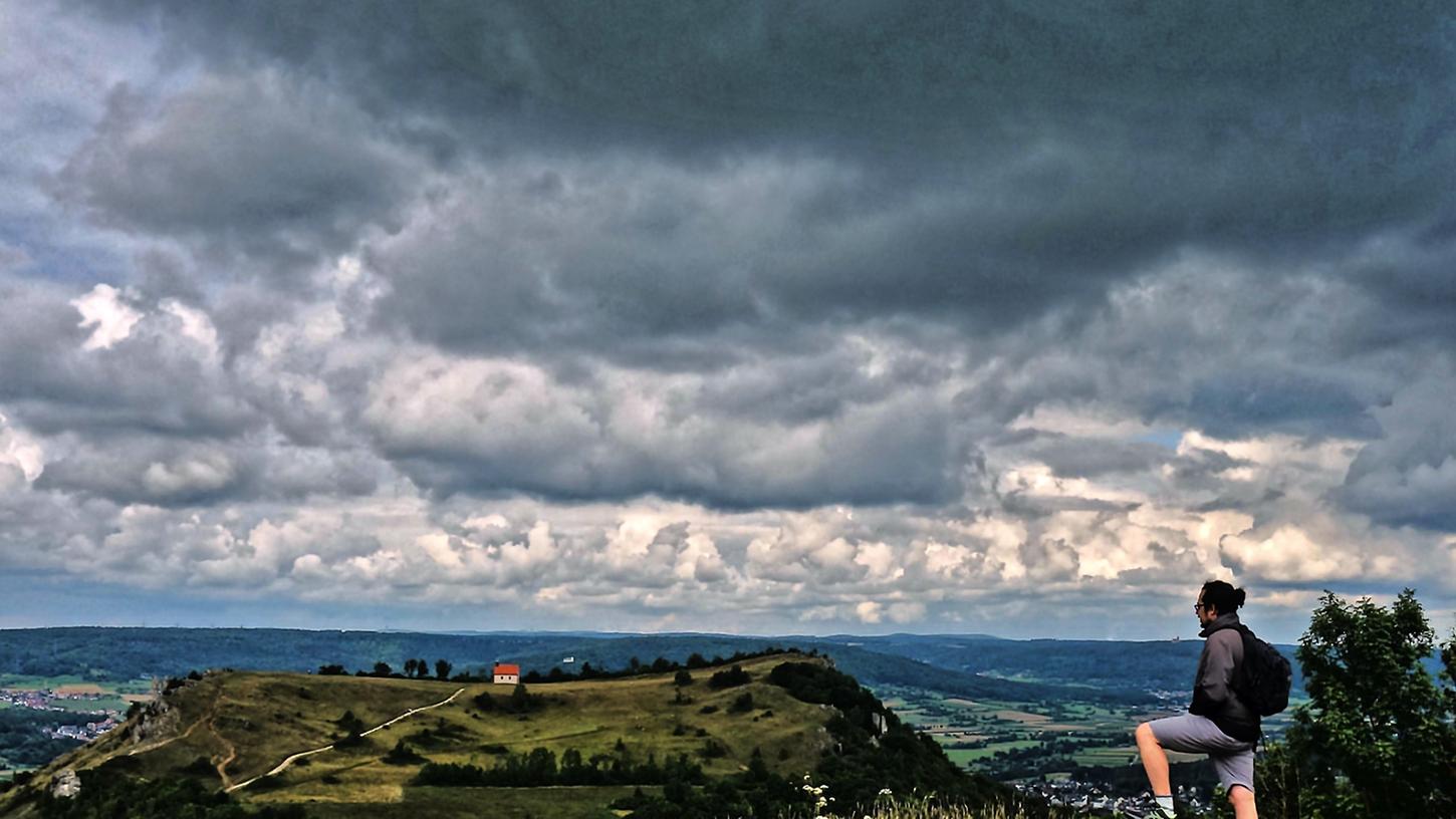 Fernblick mit dramatischem Himmel. Fernblick mit dramatischem Himmel.