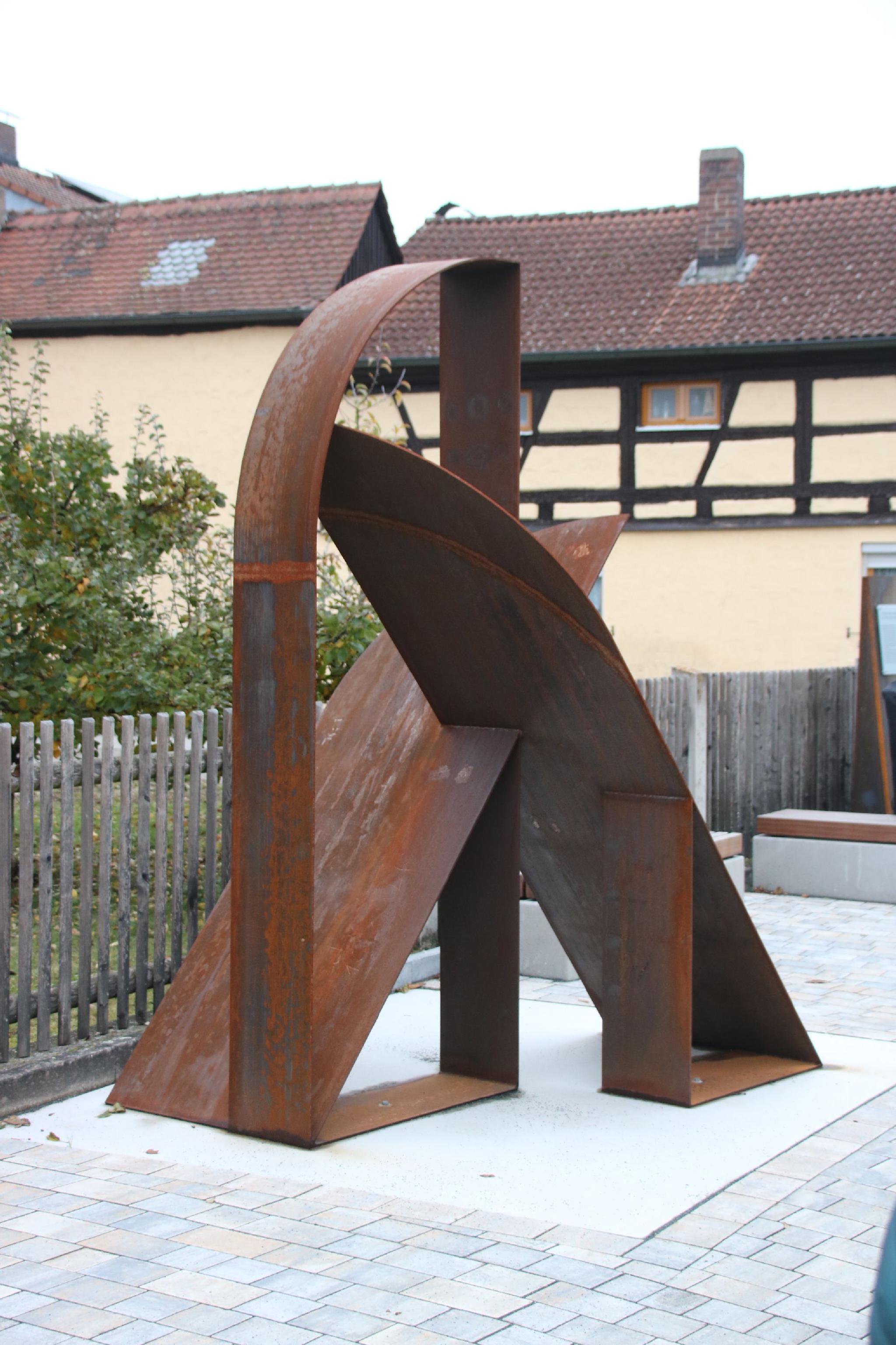 Am Ort der früheren Synagoge Treuchtlingen erinnert ein Mahnmal an das  dunkle Kapitel der Geschichte