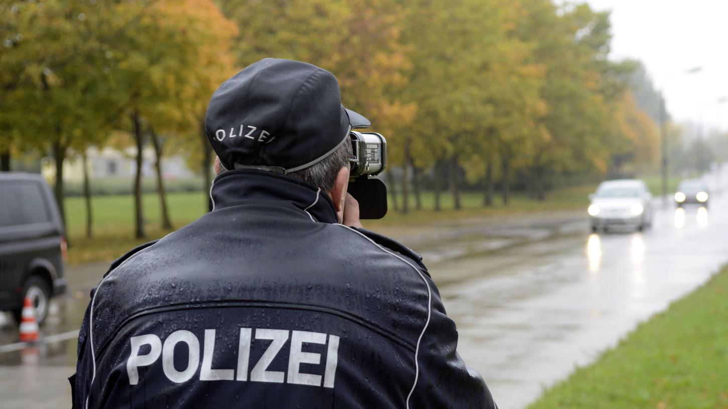 Bei Berg hat sich die Polizei auf der B299 postiert (Symbolbild).