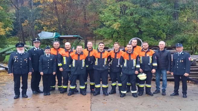 Nach der Leistungsprüfung der FFW Haag und Weiler, von links Schiedsrichter Karlheinz Klatt, Kreisbrandmeister Andreas Berger, Schiedsrichterin Nadine Berger, 1. Kommandant Gerhard Schmidt, Markus Schmidt, Kevin Wessel, Florian Kratzer, Samuel Schmidt, Elias Schmidt, Moritz Lichtmannegger, Christian Eckerlein, Andreas Oswald, Uwe Linss (Feuerwehrreferent der Stadt Treuchtlingen) und 1. Vorstand Friedrich Oswald. Nach der Leistungsprüfung der FFW Haag und Weiler, von links Schiedsrichter Karlheinz Klatt, Kreisbrandmeister Andreas Berger, Schiedsrichterin Nadine Berger, 1. Kommandant Gerhard Schmidt, Markus Schmidt, Kevin Wessel, Florian Kratzer, Samuel Schmidt, Elias Schmidt, Moritz Lichtmannegger, Christian Eckerlein, Andreas Oswald, Uwe Linss (Feuerwehrreferent der Stadt Treuchtlingen) und 1. Vorstand Friedrich Oswald.