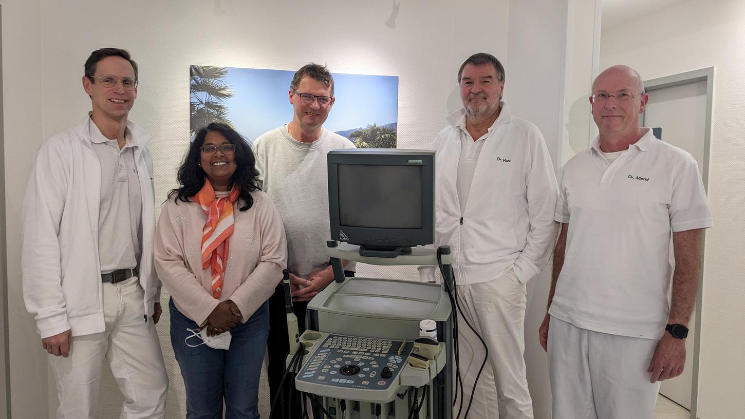 Ein Ultraschallgerät ging von einer Weißenburger Urologie-Praxis - hier mit Rita Franz - nach Sri Lanka, wo es vom Chefarzt dankbar empfangen wurde. 