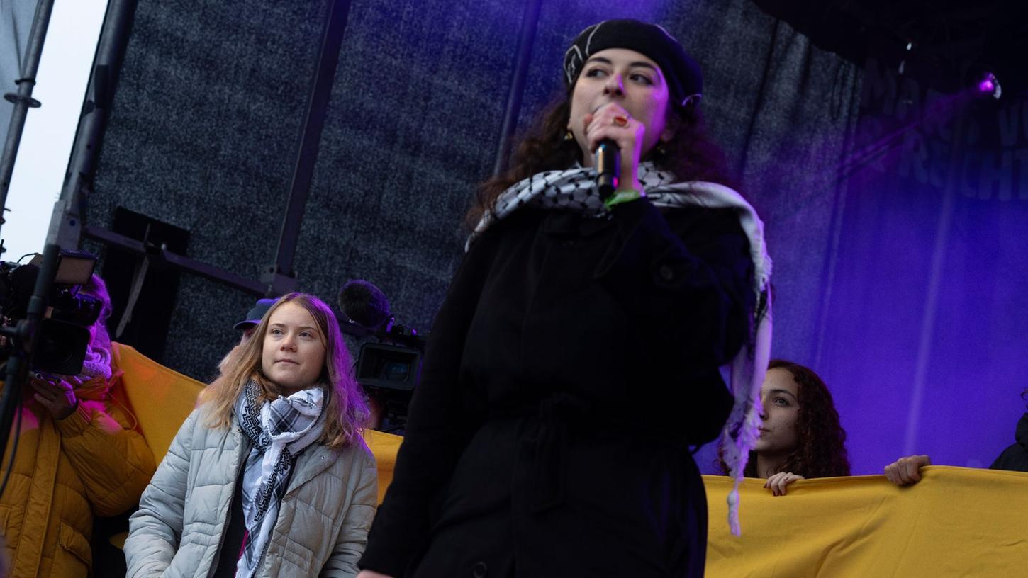 Die schwedische Klimaaktivistin Greta Thunberg (l) steht neben der Palästina-Aktivistin Sara Rachdan auf der Bühne einer Kundgebung in Amsterdam.