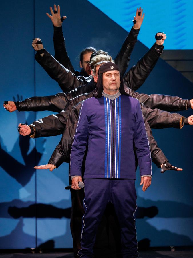 Der Sänger der slowenischen Band Laibach, Milan Fras, steht bei der Eröffnungsfeier der nordischen Ski-Weltmeisterschaft auf der Bühne. Der Sänger der slowenischen Band Laibach, Milan Fras, steht bei der Eröffnungsfeier der nordischen Ski-Weltmeisterschaft auf der Bühne.