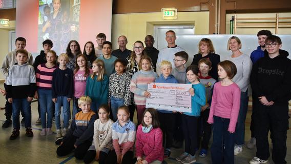 Schüler aus ERH und Forchheim  überreichen 12.300 Euro an Uganda-Hilfsorganisation