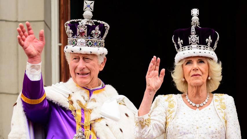 König Charles III. und Königin Camilla nach ihrer Krönung in der Westminster Abbey