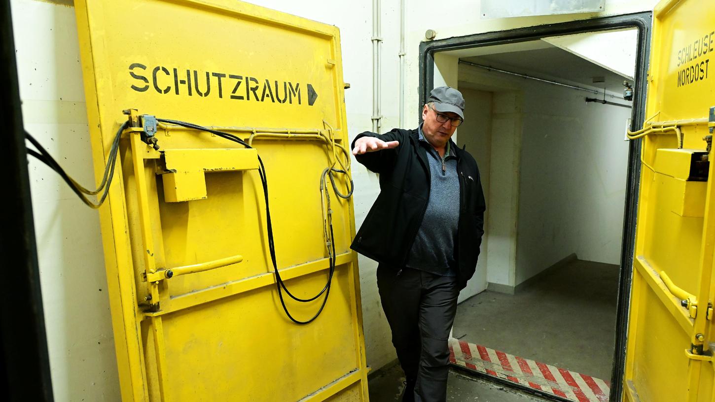 Armin Glass geht durch den Eingang zu den Schutzräumen unter dem Nürnberger Hauptbahnhof.