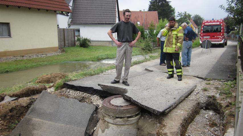Am Tag nach der Flut 2011: Kirchehrenbach räumt auf