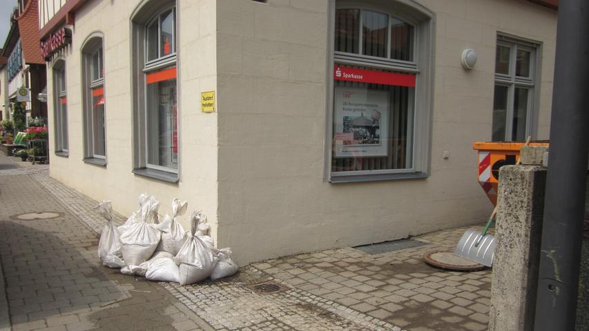 Am Tag nach der Flut 2011: Kirchehrenbach räumt auf