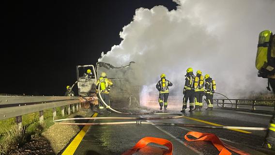 Lastwagen auf A73 ausgebrannt - stundenlange Sperre in Fahrtrichtung Nürnberg