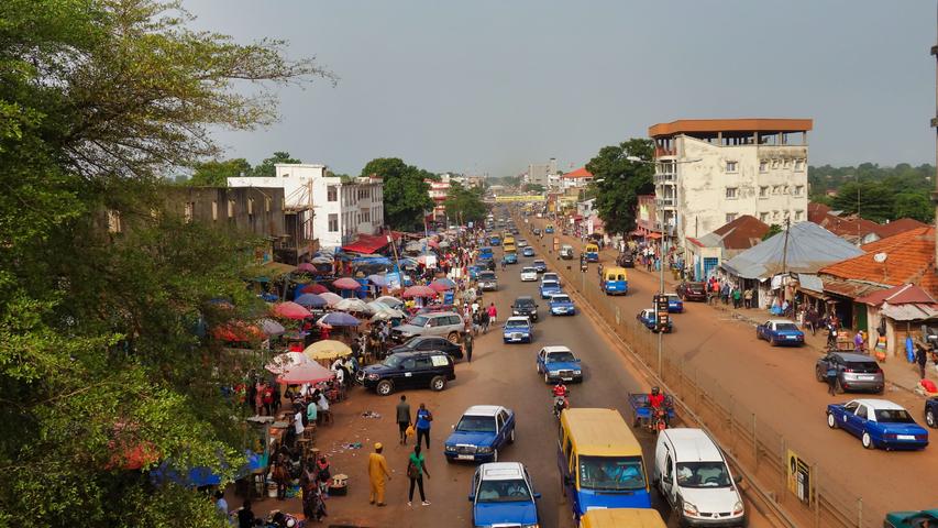 In der Hauptstadt Bissau herrscht hektisches Leben - hier die Hauptstraße der Stadt.