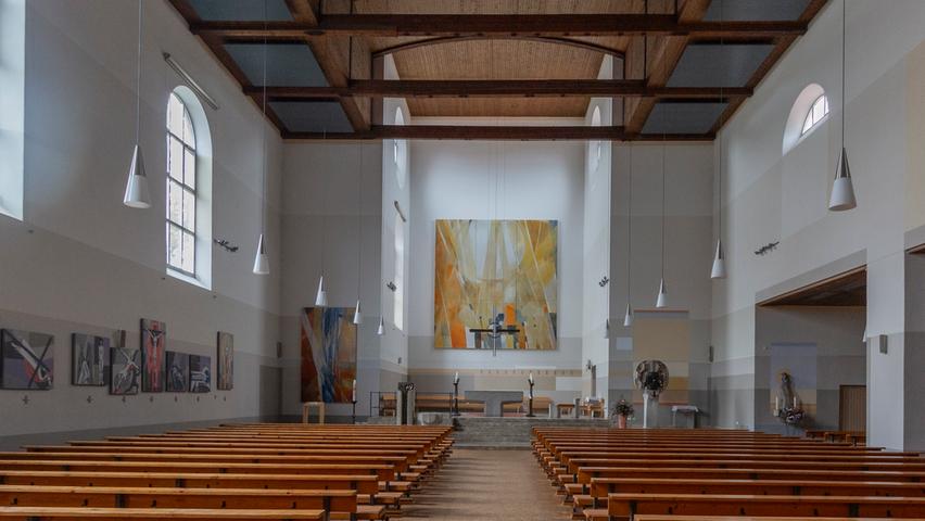 Heute zeigt sich der Kirchenraum der Martinskirche im Gewand des Wiederaufbaus, bereichert um farbenfrohe und gleichzeitig mystische Bildkunst des Malers Oskar Koller. 