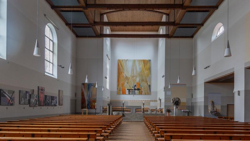 Heute zeigt sich der Kirchenraum der Martinskirche im Gewand des Wiederaufbaus, bereichert um farbenfrohe und gleichzeitig mystische Bildkunst des Malers Oskar Koller. Heute zeigt sich der Kirchenraum der Martinskirche im Gewand des Wiederaufbaus, bereichert um farbenfrohe und gleichzeitig mystische Bildkunst des Malers Oskar Koller.
