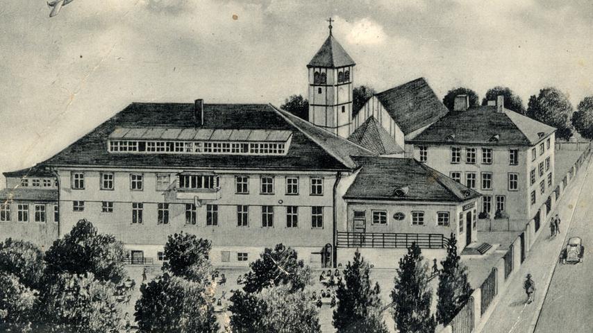 Diese Ansichtskarte von etwa 1933 zeigt neben der Modulkirche von Hans Saueressig das jüngst fertiggestellte Pfarrhaus und das Pfarrheim an der Grolandstraße. Diese entstanden schon nach den Plänen von Clemens Holzmeister. 