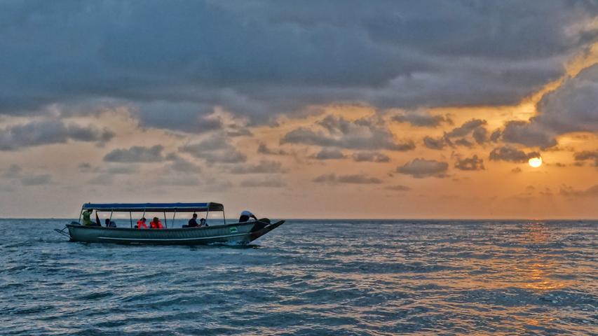 Der Weg durch das Archipel der Bissagos-Inseln wird mit solchen flachen Booten zurückgelegt. Viel größere Boote hätten aufgrund der vielen Sandbänke kaum eine Chance für die Durchfahrt.