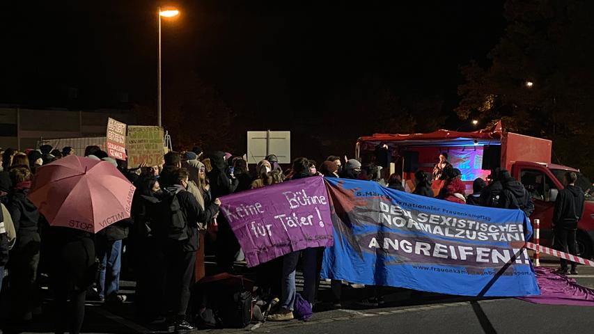 "Keine Bühne für Täter" fordern Menschen am Dienstagabend (14.11.) bei einem Protest gegen das Konzert von Till Lindemann in Bamberg.