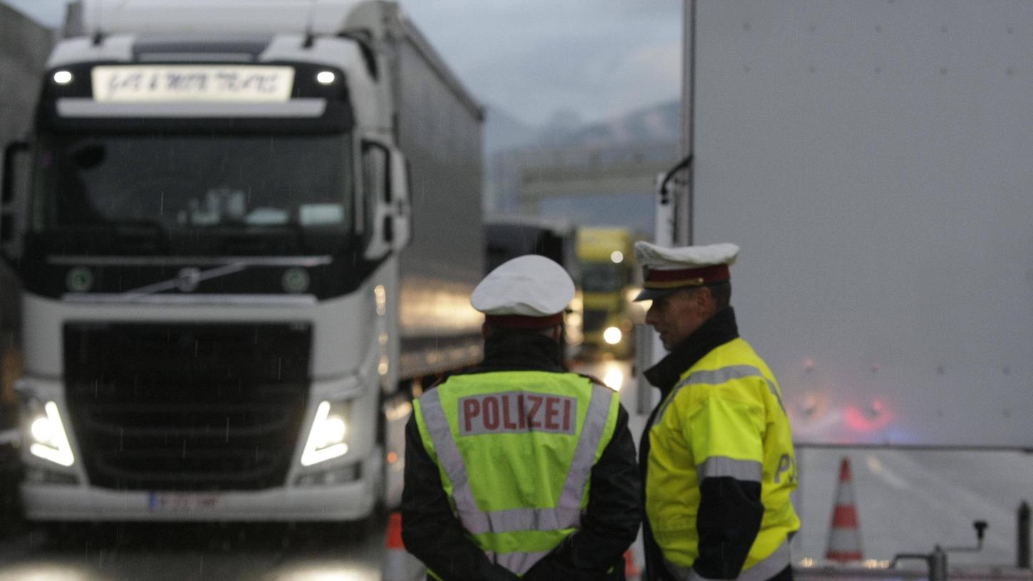 Zwangspause und Bußgeld: Das Ergebnis für einen Lastwagenfahrer nach einen allgemeinen Verkehrskontrolle. (Symbolbild) Zwangspause und Bußgeld: Das Ergebnis für einen Lastwagenfahrer nach einen allgemeinen Verkehrskontrolle. (Symbolbild)