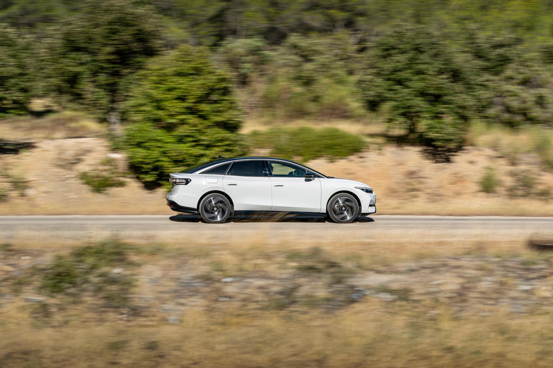 Die Überhänge sind knackig kurz, die Dachlinie fällt coupéhaft ab.