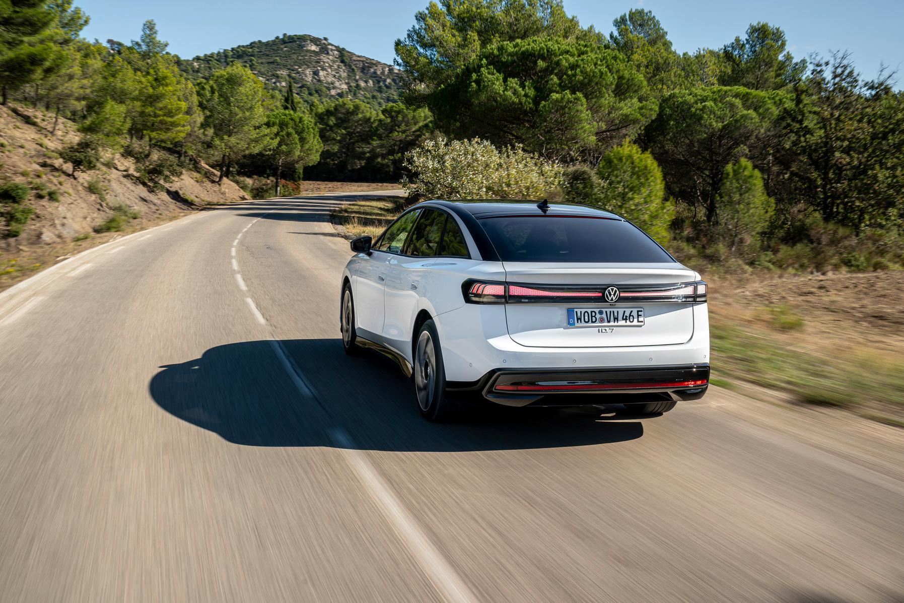 Quer übers Heck zieht sich eine LED-Lichtspange.