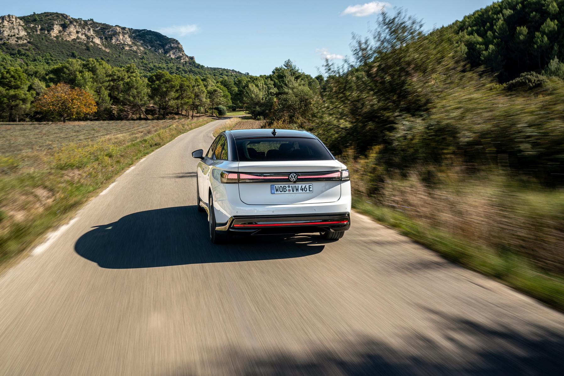 Er beschleunigt den ID.7 in 6,5 Sekunden auf 100 km/h. Bei 180 km/h regelt die Elektronik ab.