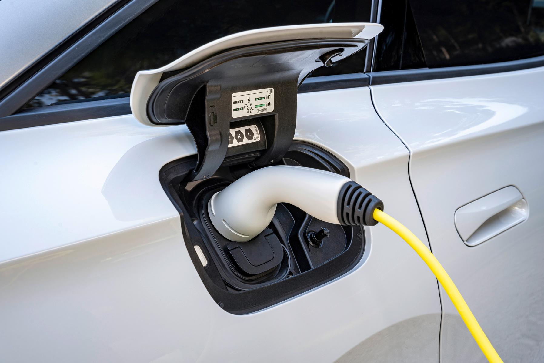 An der Wallbox lädt der ID.7 mit bis zu 11 kW. Die Schnellladeleistnung beträgt bis zu 175 kW. Unter idealen Bedingungen soll sich innerhalb von zehn Minuten Strom für 204 Kilometer Strecke nachladen lassen.