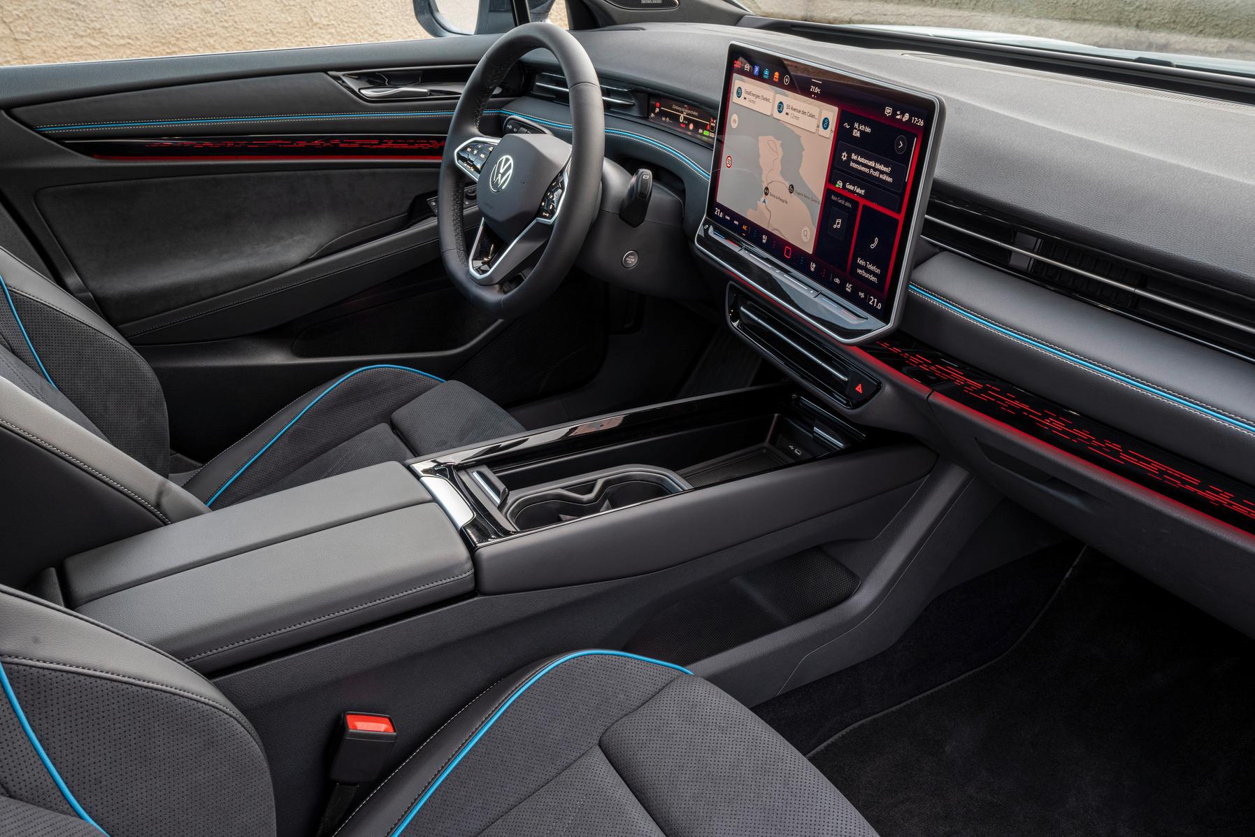 Eine zentrale Rolle bei der Bedienung spielt der 15 Zoll große Hauptbildschirm.