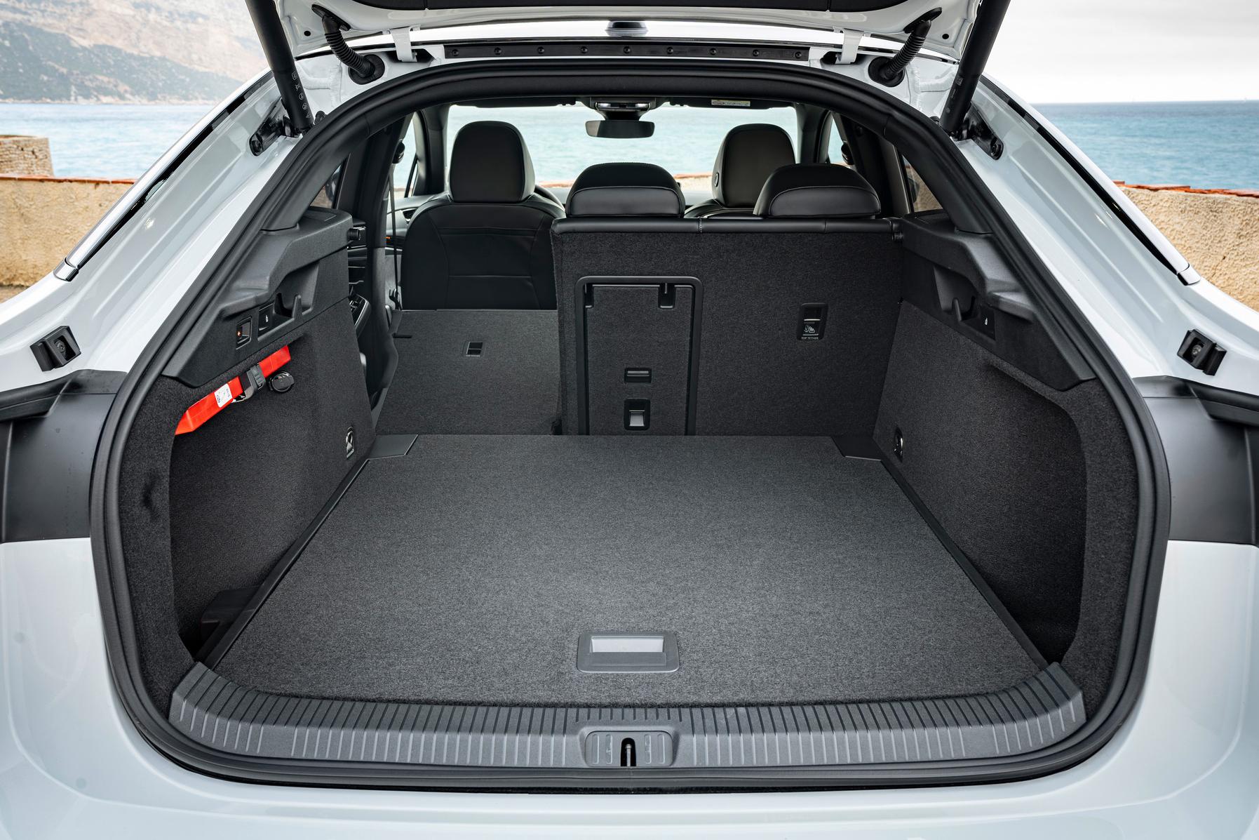 Der Kofferraum nimmt 582 bis 1586 Liter auf.