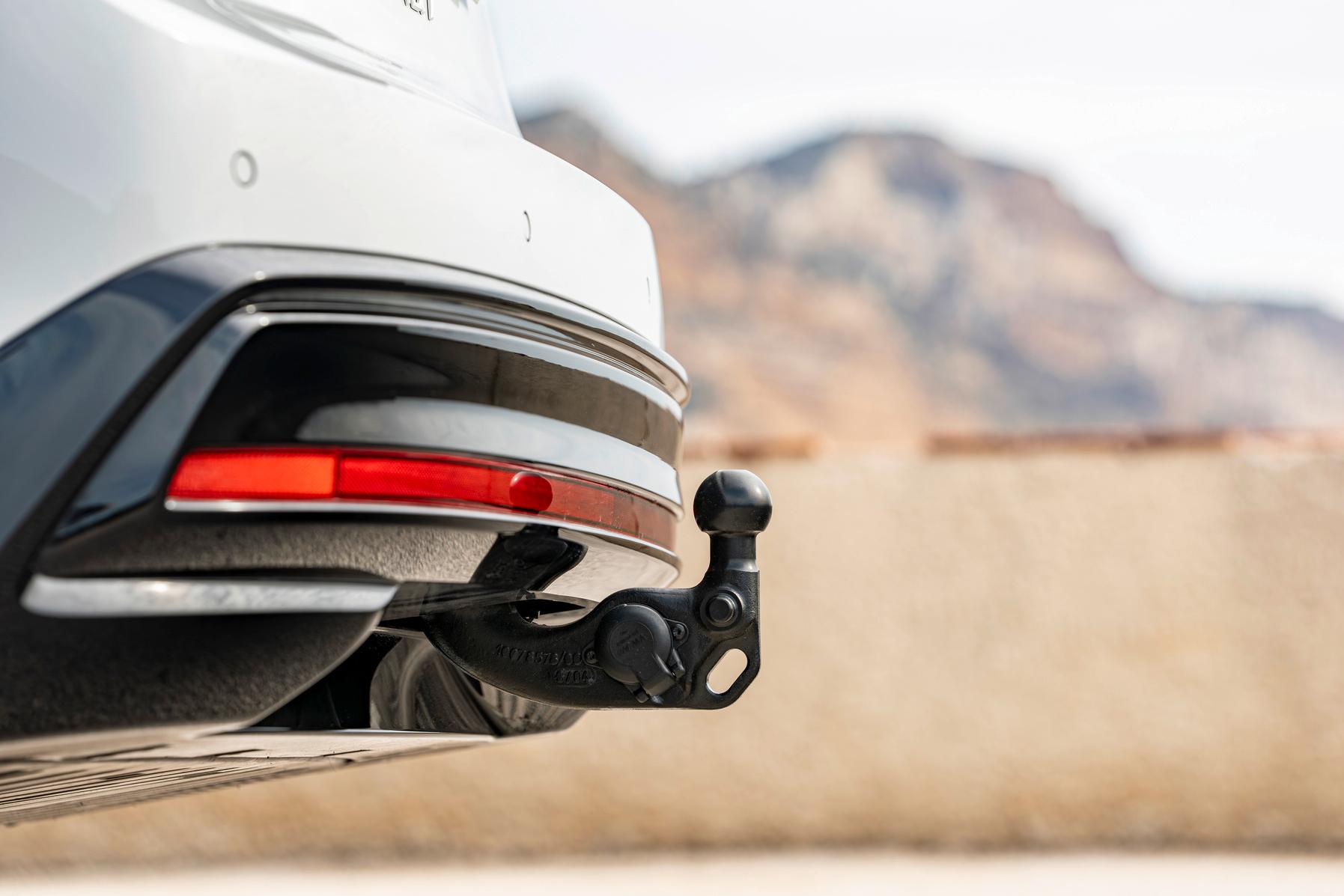 Für den ID.7 kann eine schwenkbare Anhängevorrichtung bestellt werden. Die maximale Anhängelast beträgt 1200 Kilogramm, die Stützlast 75 Kilogramm.