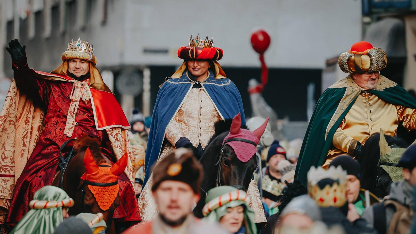 In Breslau sowie in vielen anderen polnischen Städten gibt es Umzüge zum Dreikönigstag. Der Tag beendet dort die Weihnachtszeit. 