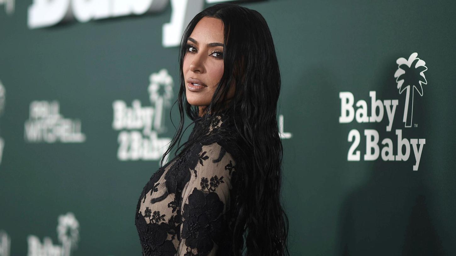 Kim Kardashian möchte ihren Aufschlag verbessern.
