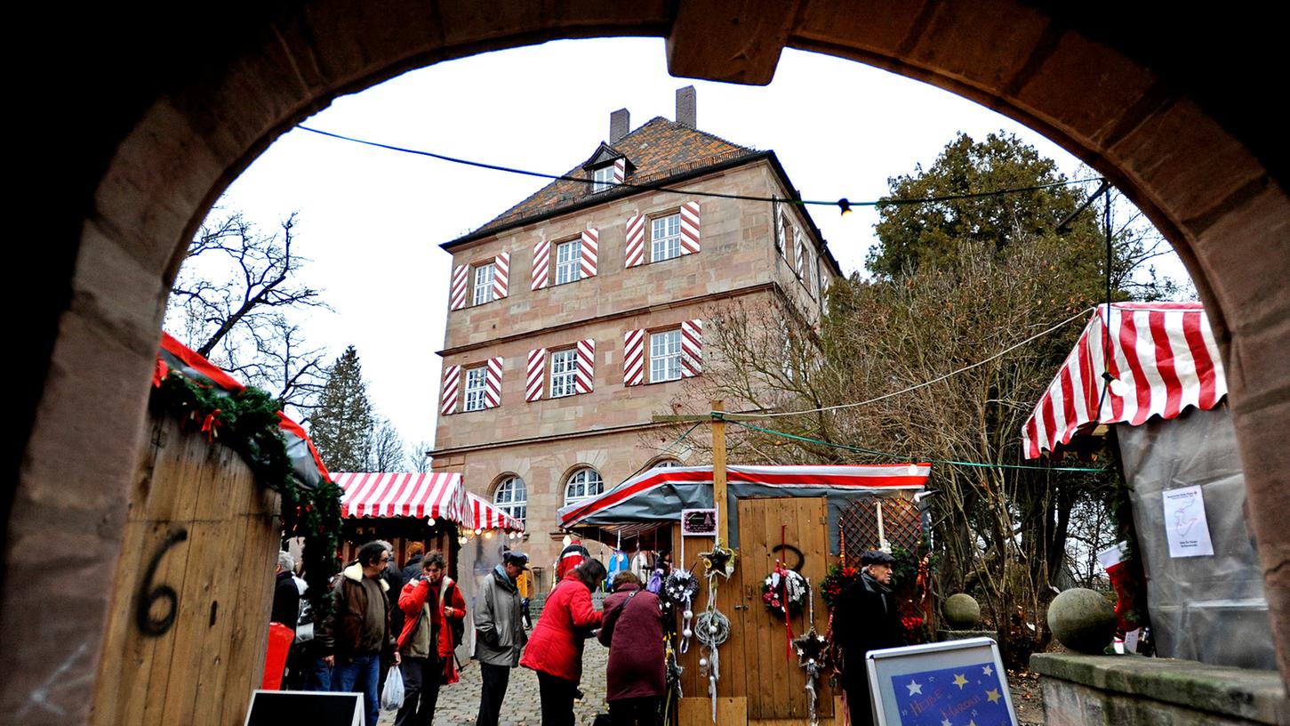 Stimmungsvoll und schön ist der kleine Adventsmarkt am Zeltnerschloss: Die Nürnberger Stadtteile locken mit ihren eigenen Märkten.