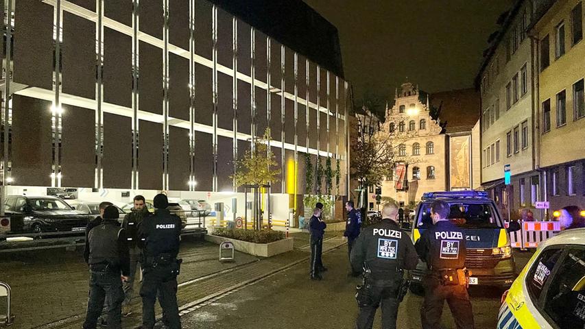 Die Polizei ist mit einem Großaufgebot im Einsatz. Die Polizei ist mit einem Großaufgebot im Einsatz.
