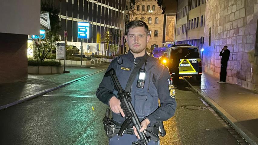 Schwer bewaffnete Einsatzkräfte sicherten das Gebiet um das Parkhaus weiträumig ab. Schwer bewaffnete Einsatzkräfte sicherten das Gebiet um das Parkhaus weiträumig ab.