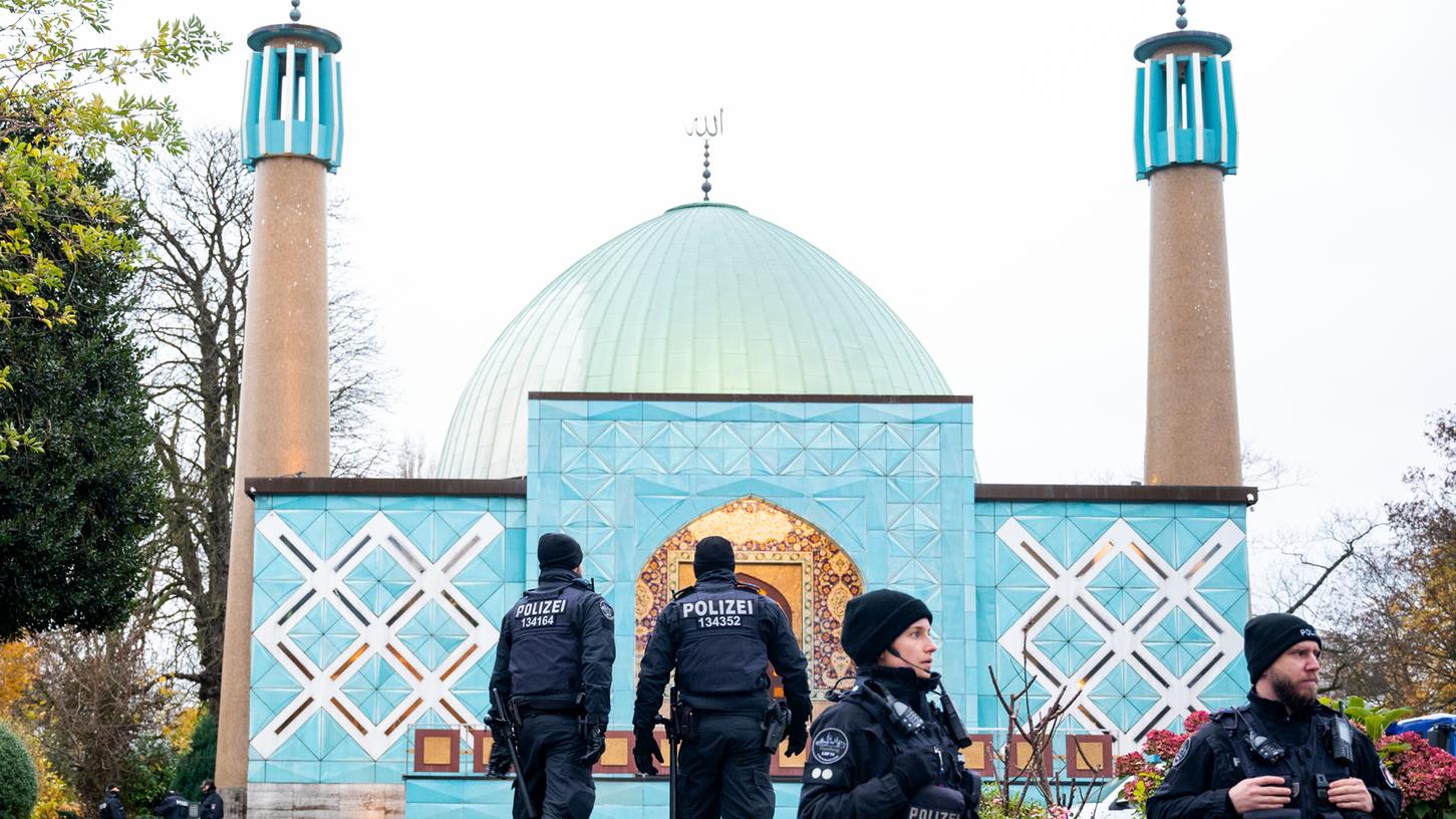 Einsatzkräfte der Polizei stehen während einer Razzia beim islamischen Zentrum Hamburg vor der Imam Ali Moschee (Blaue Moschee) an der Außenalster. Einsatzkräfte der Polizei stehen während einer Razzia beim islamischen Zentrum Hamburg vor der Imam Ali Moschee (Blaue Moschee) an der Außenalster.
